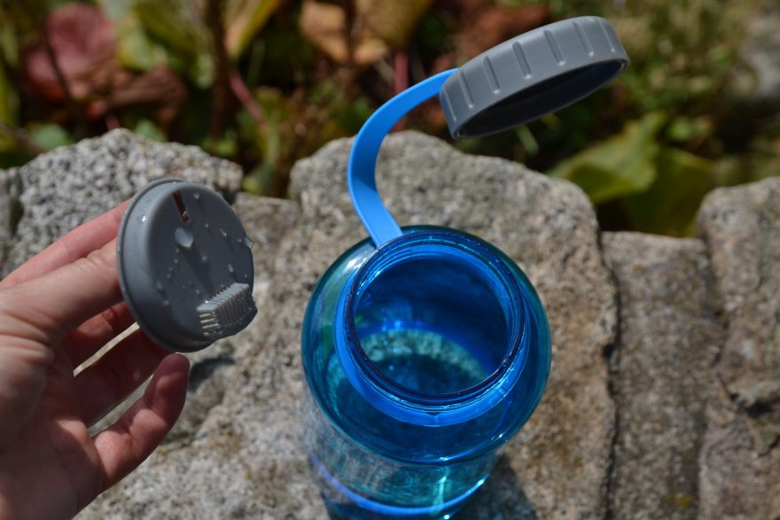 Záklopka hrdla se dá snadno vyndat.