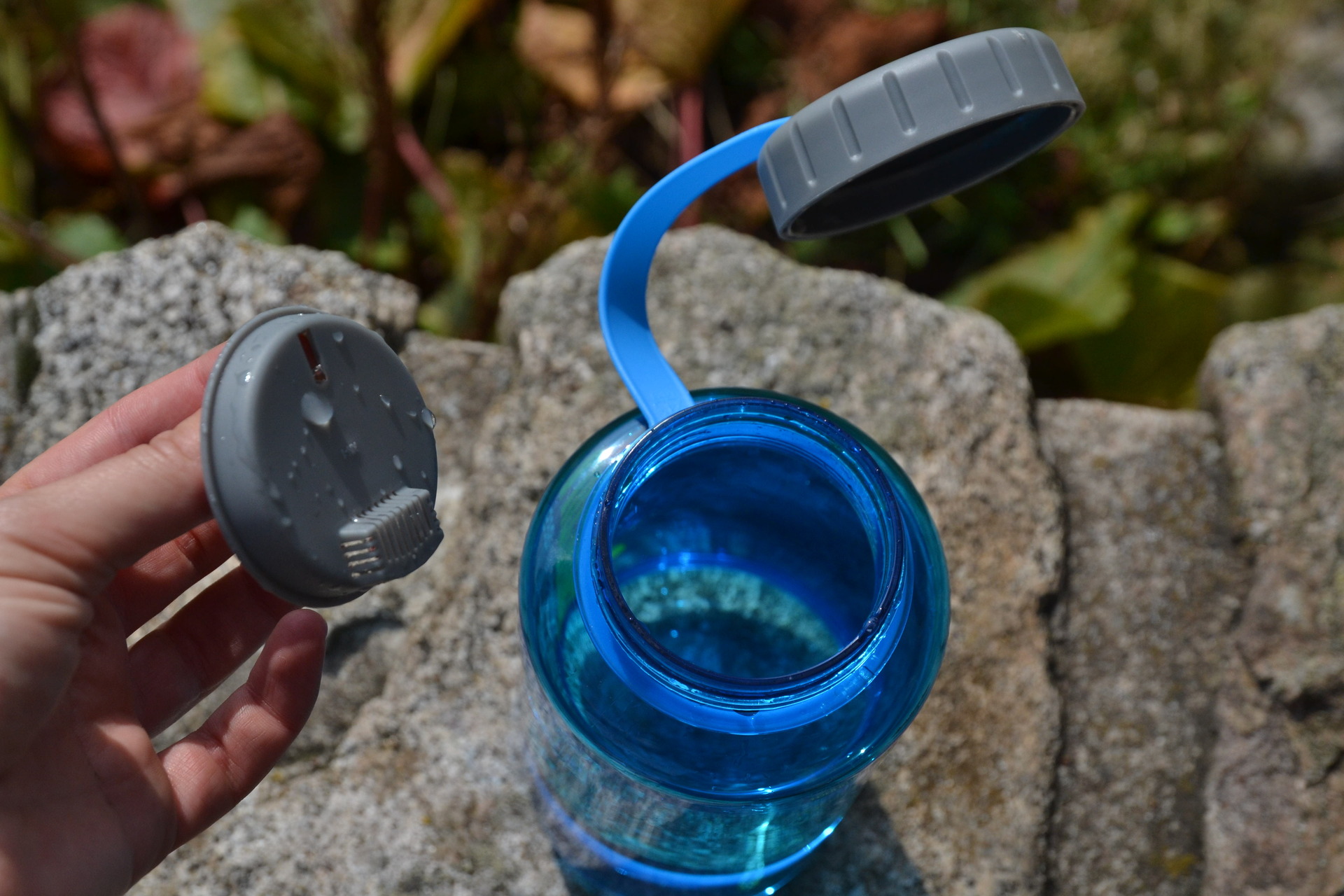 Záklopka hrdla se dá snadno vyndat.