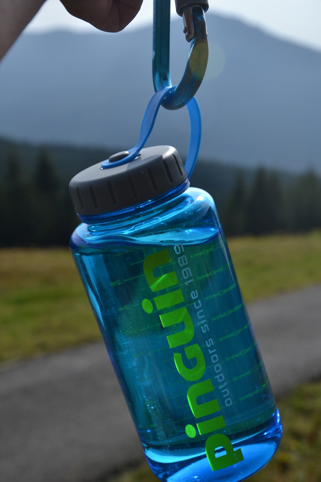 Pomocí silného oka se dá láhev připnout karabinou třeba na batoh.