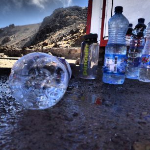 Testování lahve Pinguin Tritan Fat Bottle pod vrcholem Sabalanu 4811 m v Iránu.