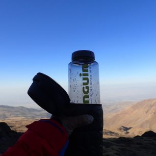 Testování lahve Pinguin Tritan Fat Bottle pod vrcholem Sabalanu 4811 m v Iránu a nejvyšší horou Damavand 5671 m.