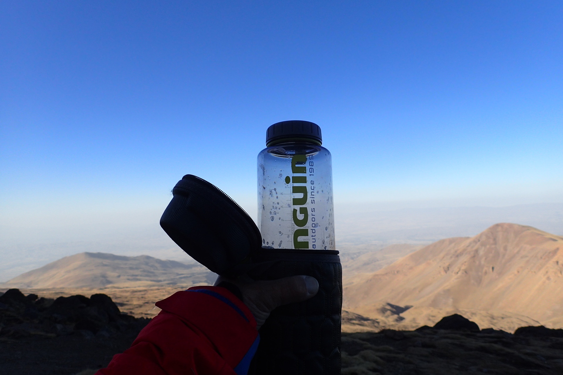 Testování lahve Pinguin Tritan Fat Bottle pod vrcholem Sabalanu 4811 m v Iránu a nejvyšší horou Damavand 5671 m.