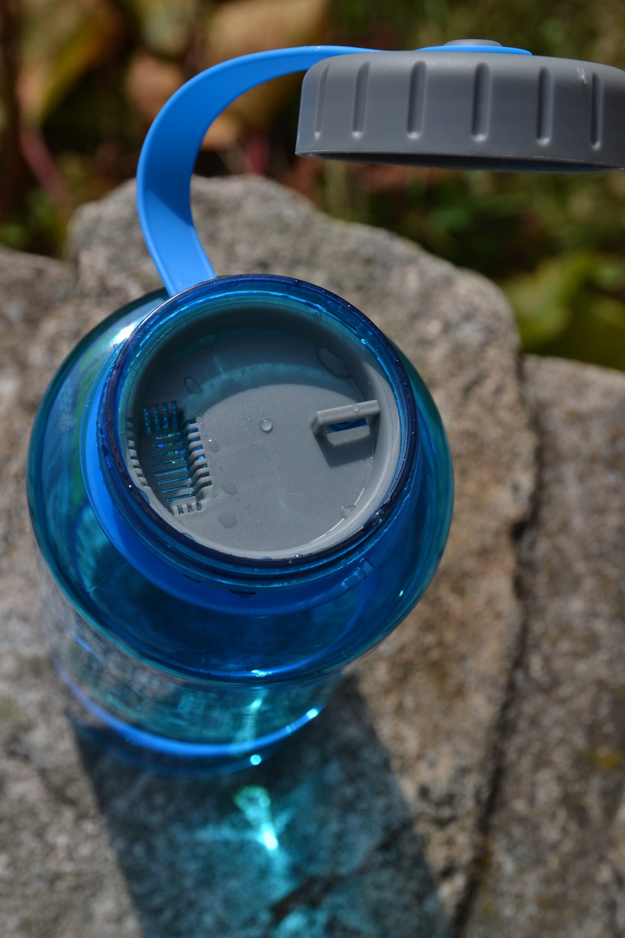 Záklopka propouští vodu jen v jednom místě, abyste se širokým hrdlem nepolili.