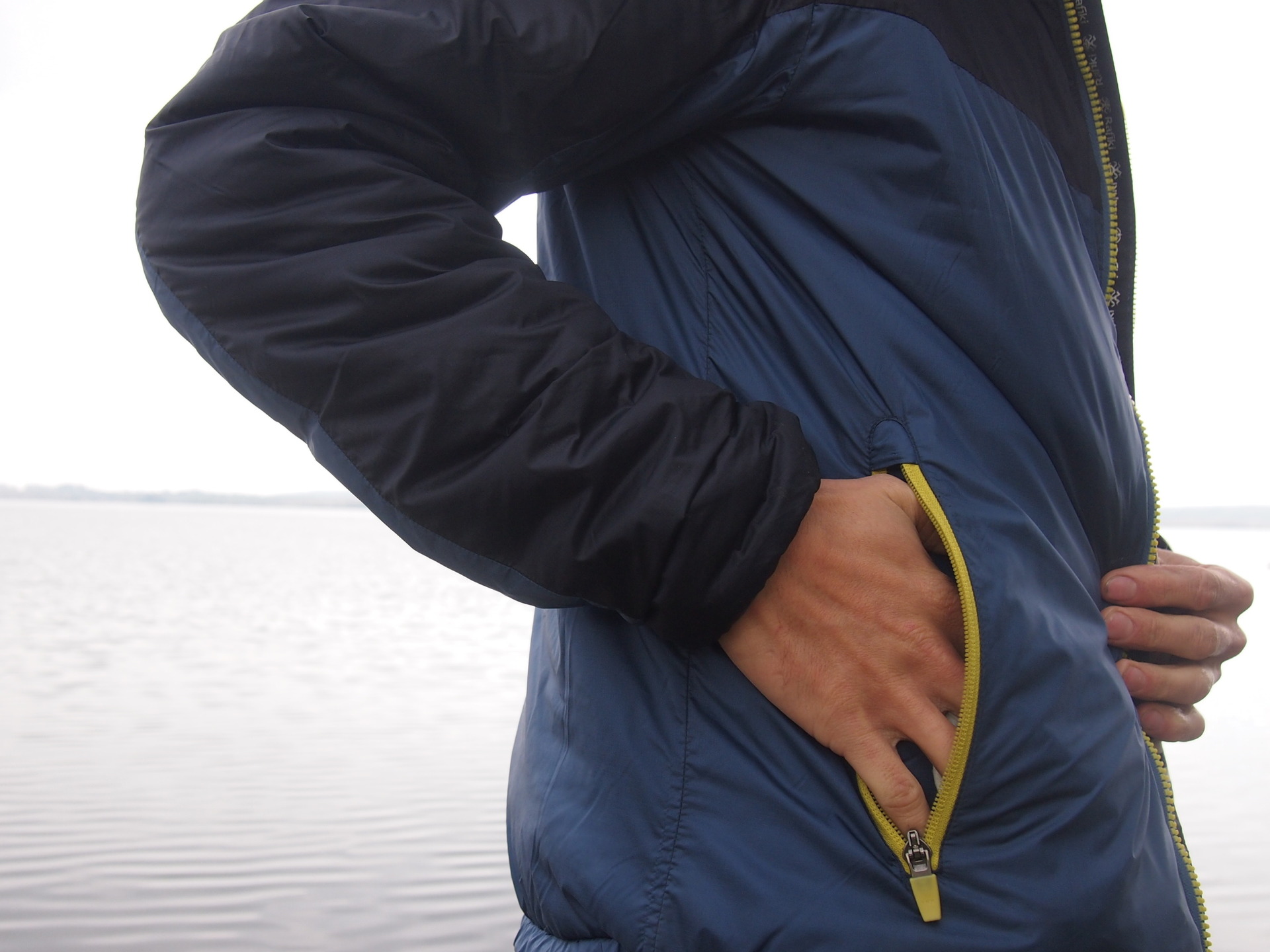 Postranní kapsy mají již drobnější zip. 