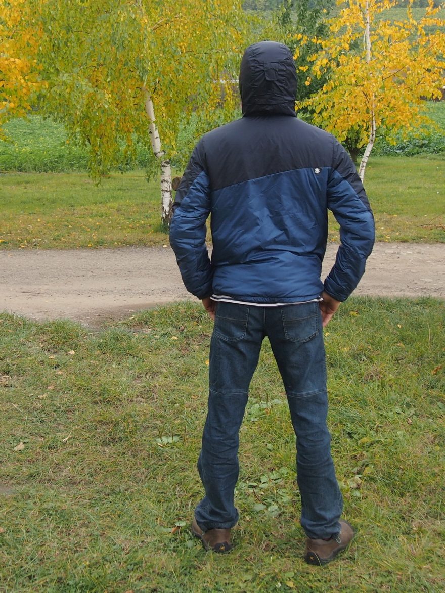 Zajímavý střihový detail na zádech. 