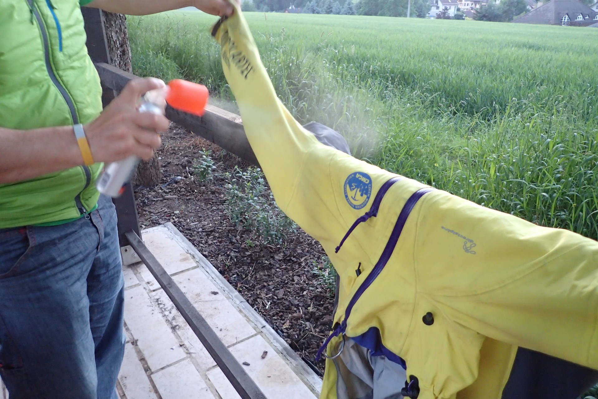 Nanášení Weather Proofera s nasazeným rozprašovačem. který je zároveň víčkem na sprej.