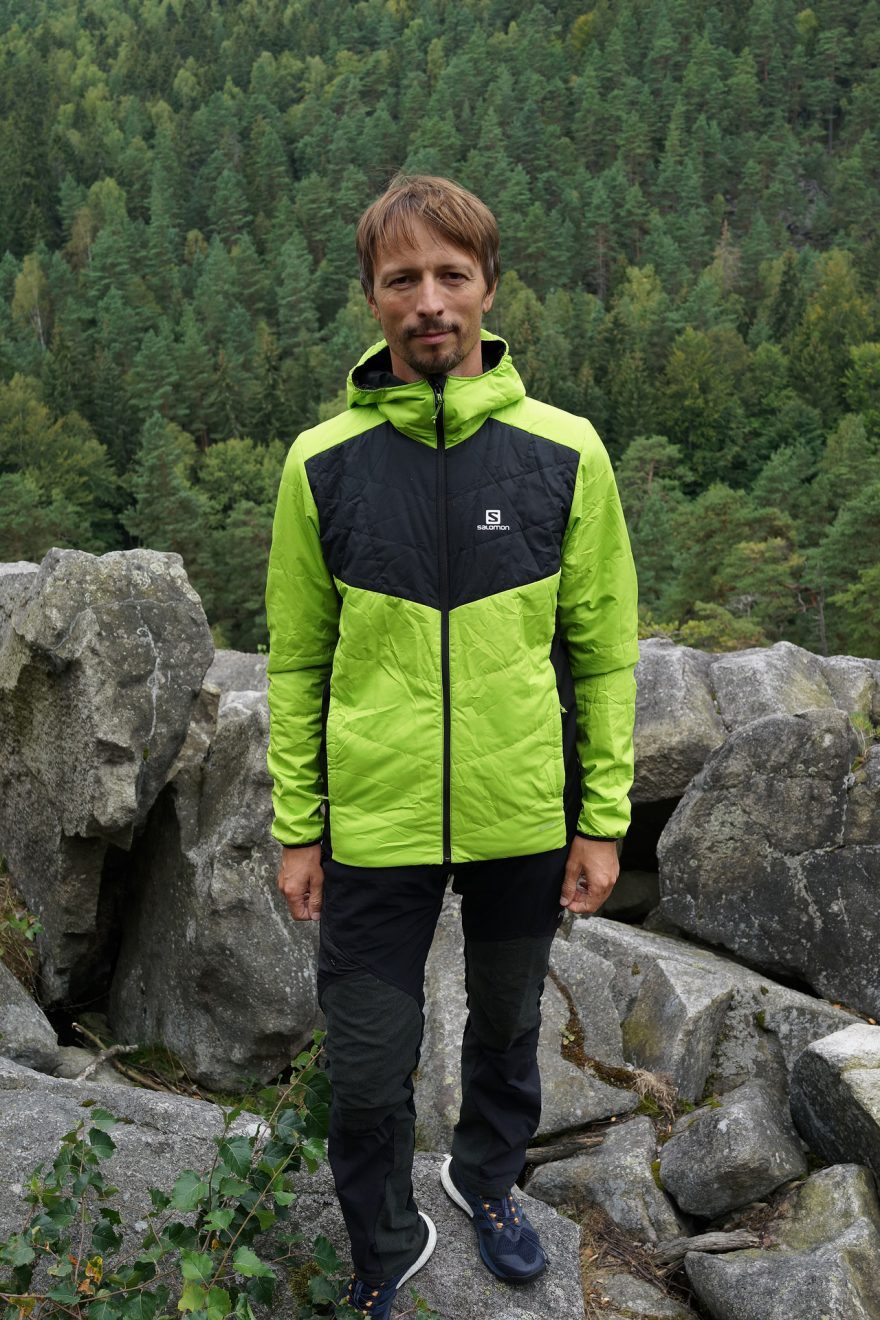 Tato strana bundy Salomon Drifter Hoodie je určena spíše do přírody.