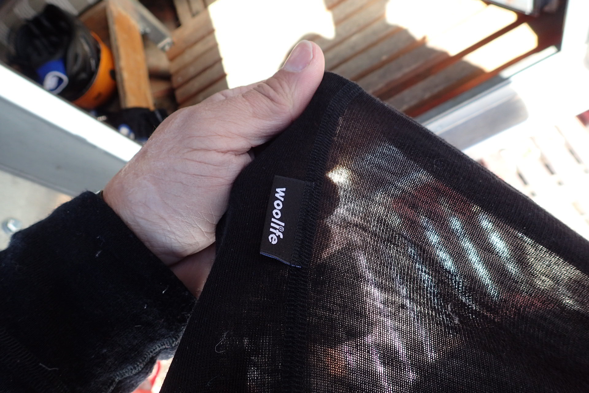 Výrazná etiketa WOOLIFE je zašitá do plochého bočního švu.