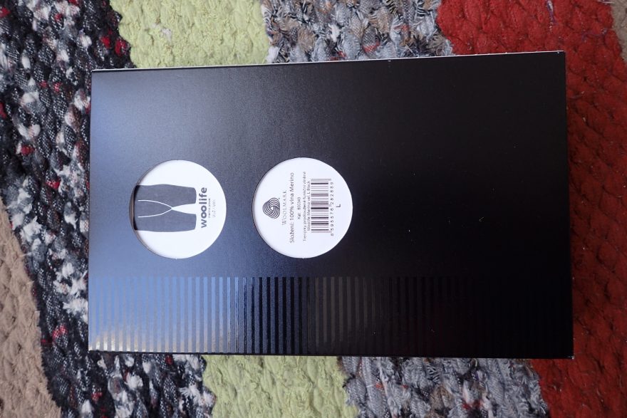 Ze spodní strany krabičky naleznete v otvorech všechny potřebné informace.