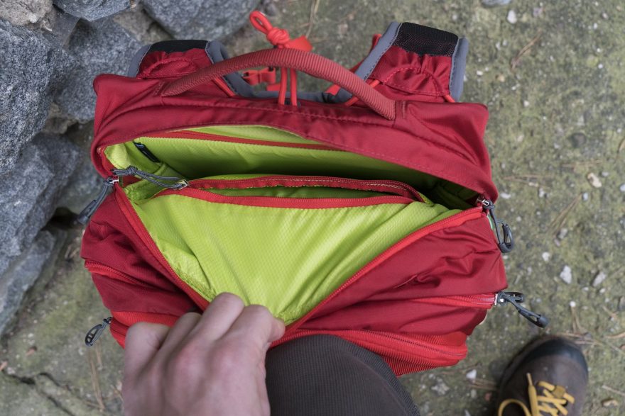 Zadní kapsa na notebook a dokumenty