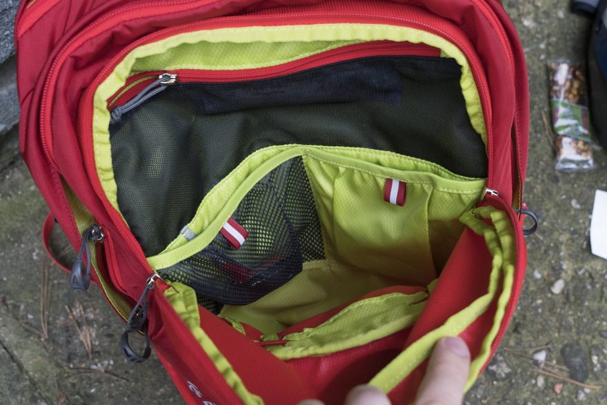 Přední komora s řadou kapes usnadní orientaci v drobnostech