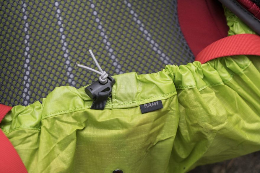 Pláštěnka se nasazuje pohodlně a má nastavitelné stahování