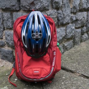 I s nasazenou přilbou to batohu sluší