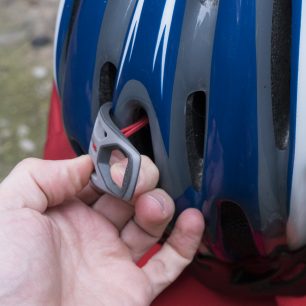 Plastovou sponu jednoduše protáhnete vnitřkem přilby a je to