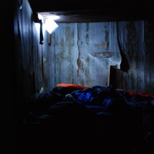 Nafukovací solární lampa Luna na Kamčatce osvětlí krásně místnost.