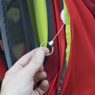 Šňůrka s navijákem je integrována do jedné z postranních kapes