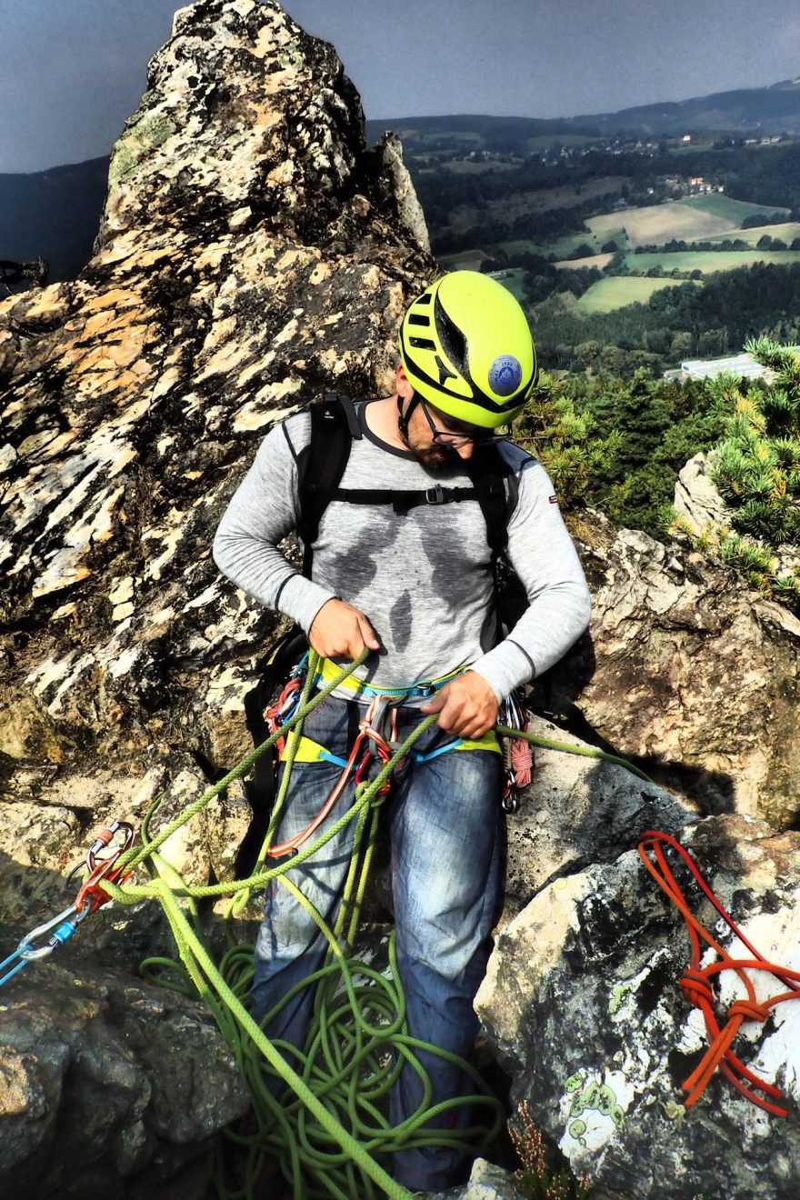 Devold HIKING Man na Suchých skalách během přechodu hřebene.