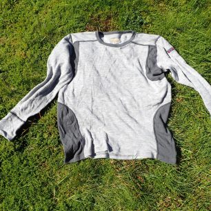 Devold Hiking Man Shirt kombinuje dva druhy vlněné pleteniny.