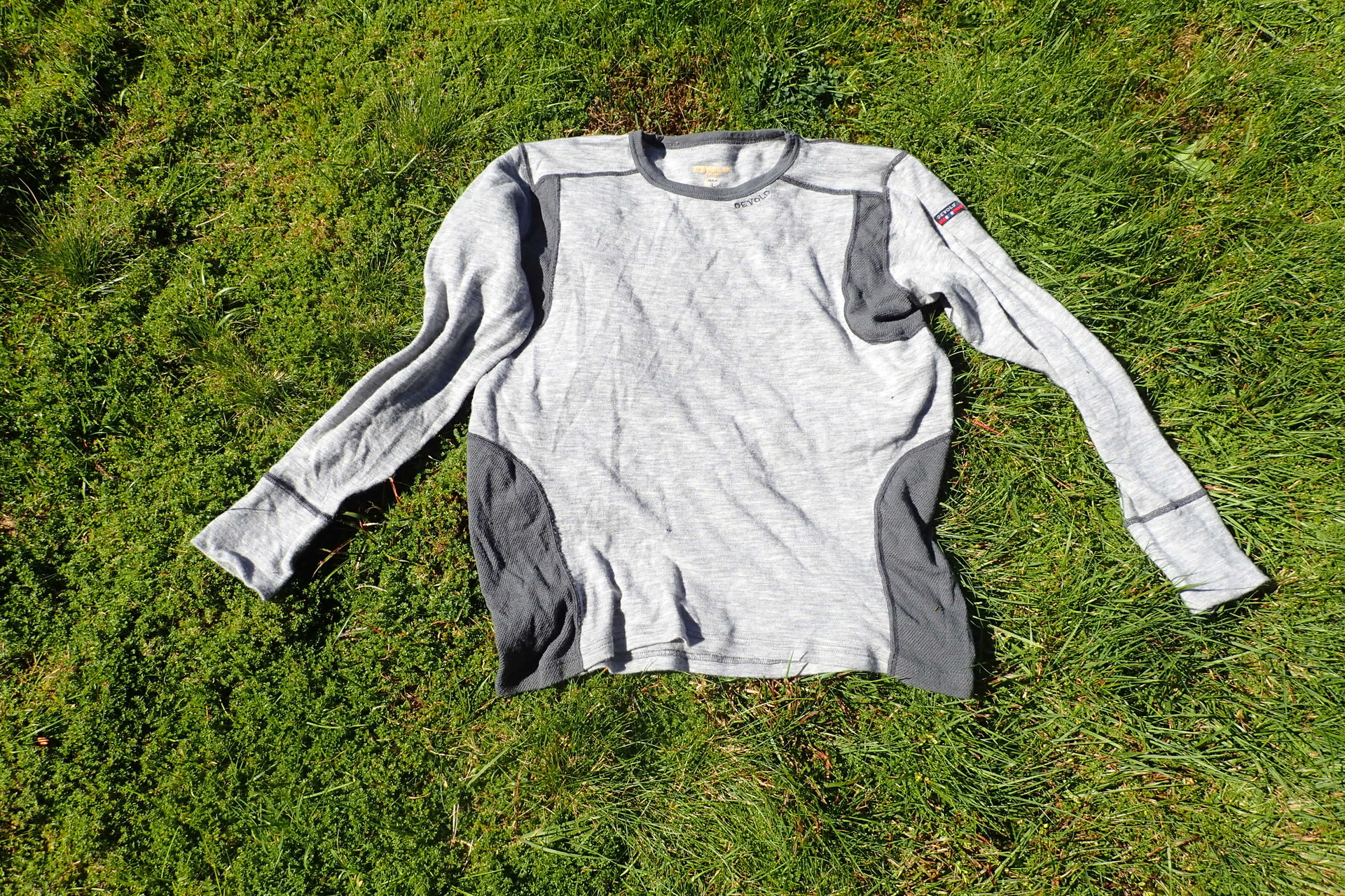 Devold Hiking Man Shirt kombinuje dva druhy vlněné pleteniny.