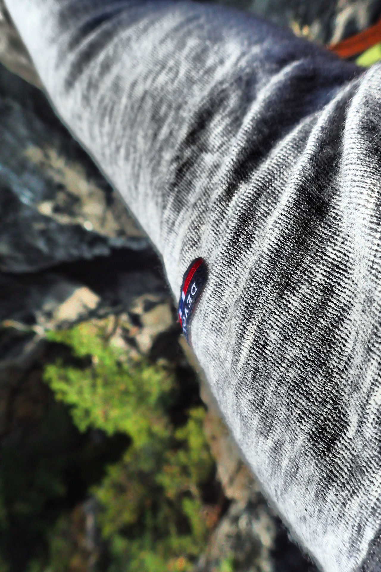 Malé a decentní označení DEVOLD na levé paži.