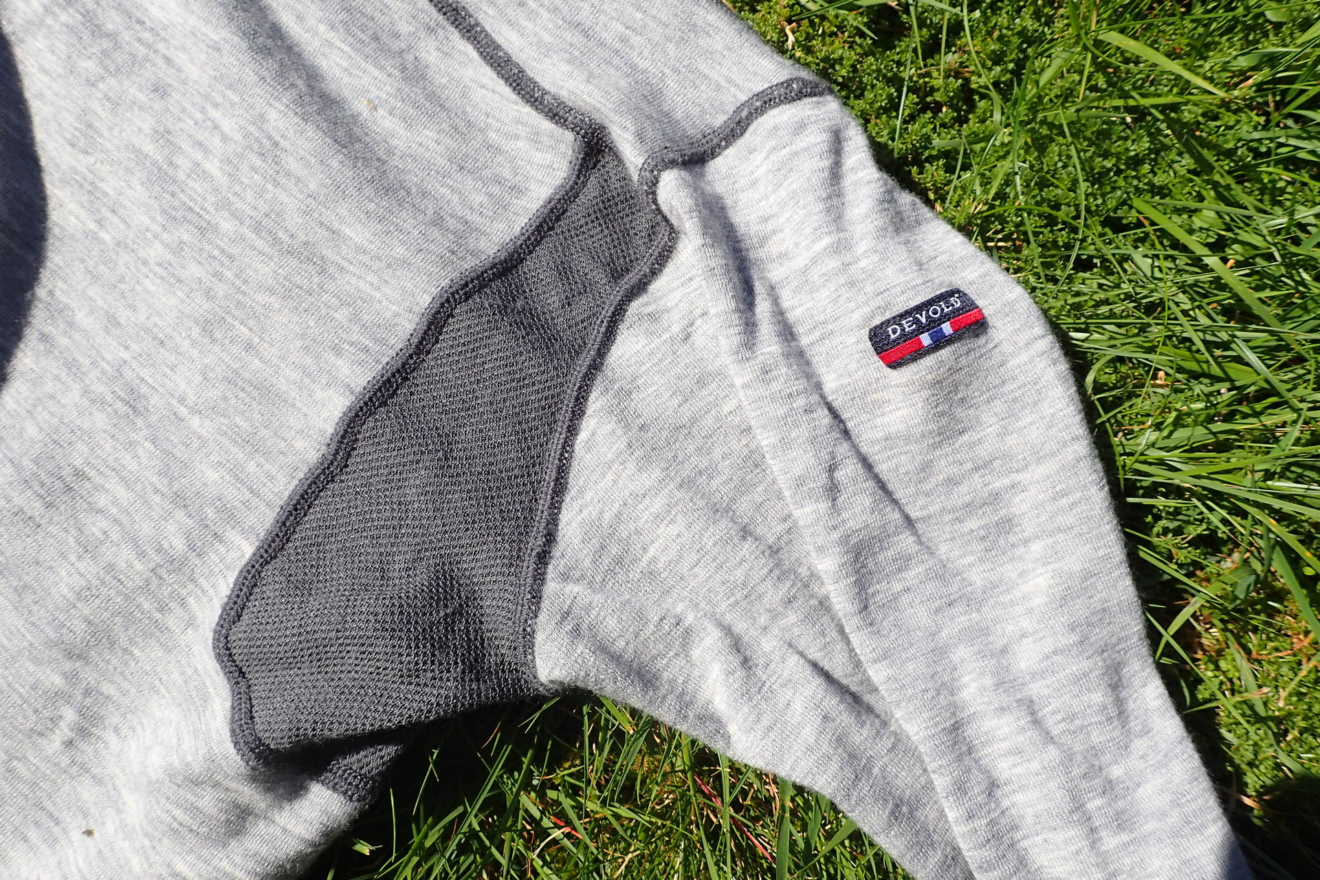 Síťovina v podpaží u trika Devold Hiking Man Shirt.