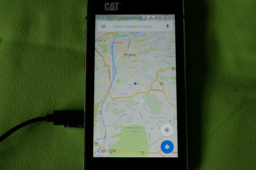 Hledání v mapách na telefonu CAT S60.