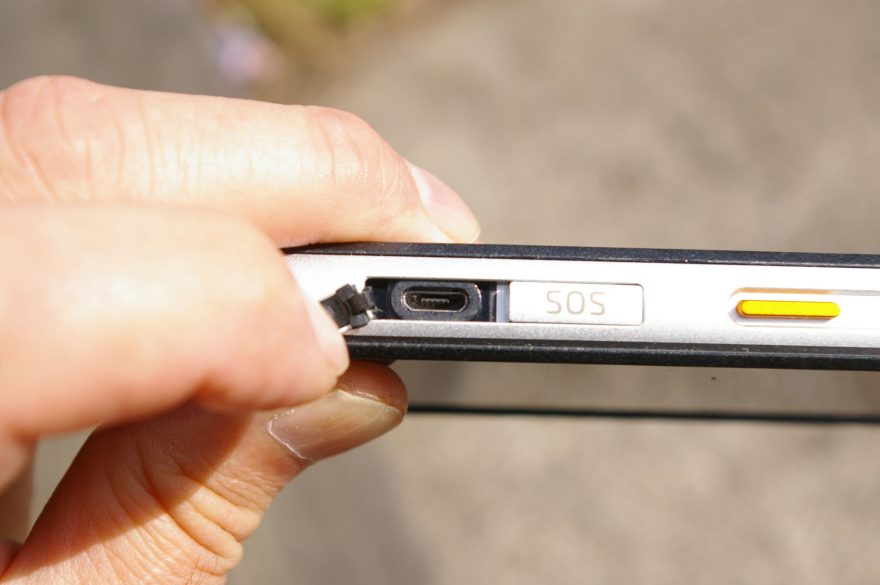 Odklopená krytka micro USB  telefonu CAT S60.