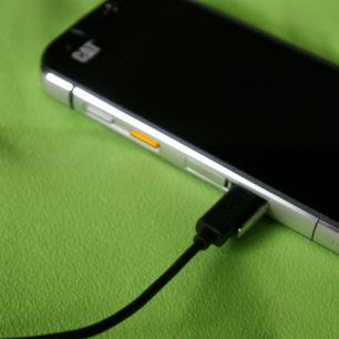 Připojení USB kabelu  telefonu CAT S60.