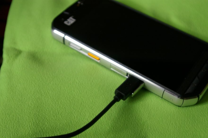 Připojení USB kabelu  telefonu CAT S60.