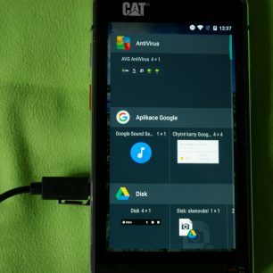 Různé gadgety telefonu CAT S60.