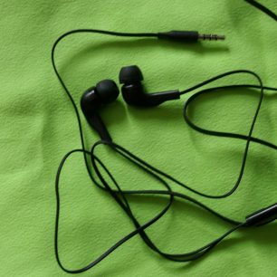 Sluchátka jsou s dostatečné dlouhým kabelem.