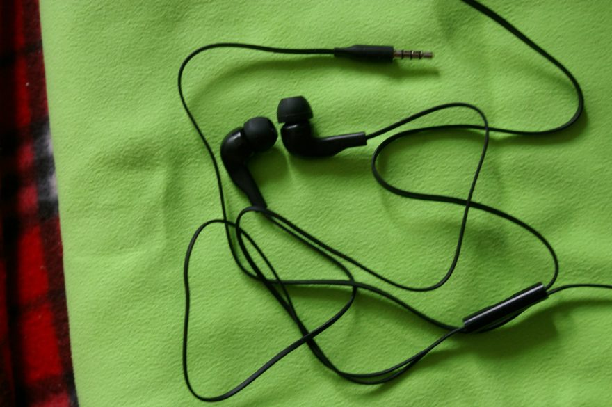 Sluchátka jsou s dostatečné dlouhým kabelem.