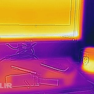 Snímek z termokamery CAT S60 na monitor a hrnek s čajem.