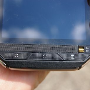 Tři kontextová tlačítka v dolní části  telefonu CAT S60.