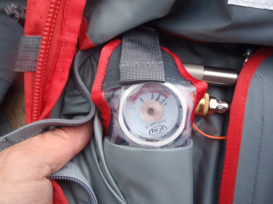 BCA Float 42 Hodnotu na tlakoměru lze snadno odečíst i přes ochranou fólii.