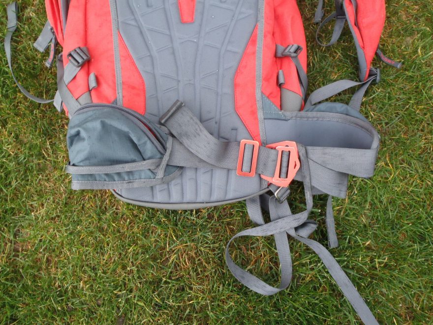 BCA Float 42 Kapsy a materiálová poutka jsou na obou stranách bederního pásu.