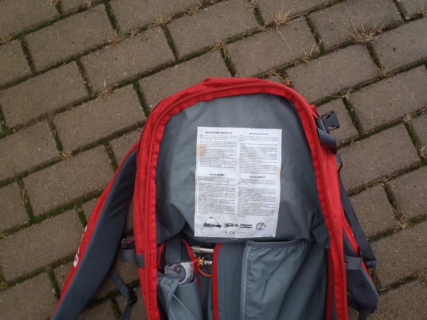 BCA Float 42 Objemný prostor hlavní komory včetně bezpečnostních pokynů.