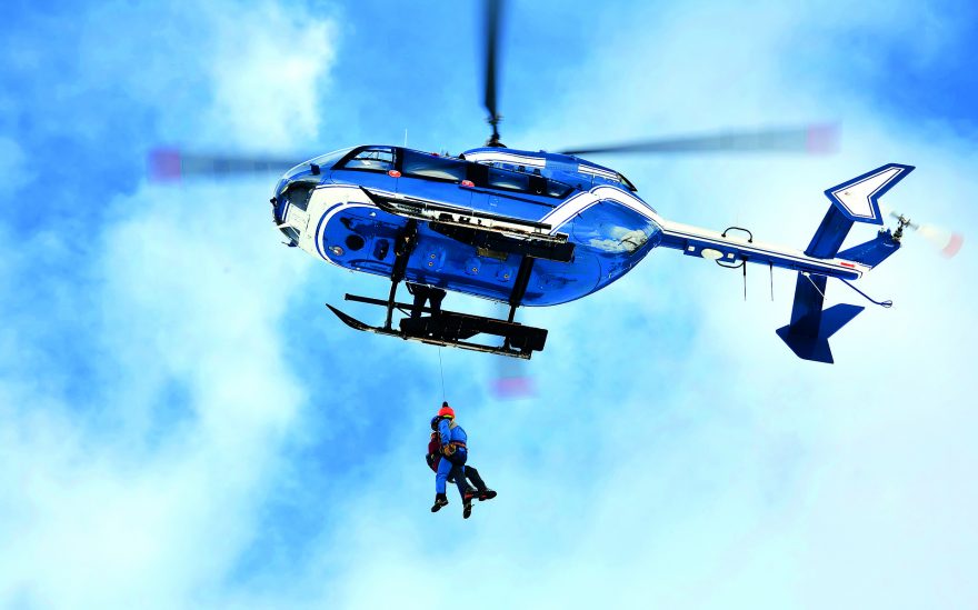 Vrtulník se využívá při nehodách, u kterých jsou potřeba například speciální lanové techniky. 