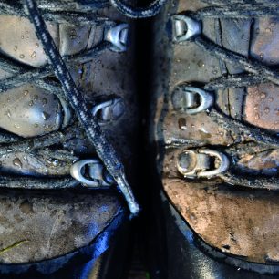 U bot vyrobených z usně je správná péče důležitá nejen pro zachování voděodolnosti, ale i pružnosti materiálu.