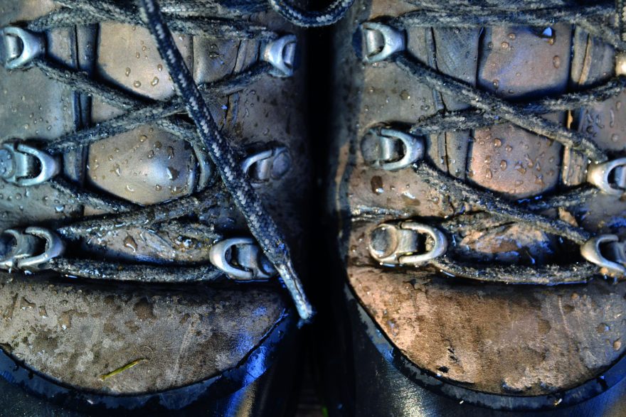 U bot vyrobených z usně je správná péče důležitá nejen pro zachování voděodolnosti, ale i pružnosti materiálu.