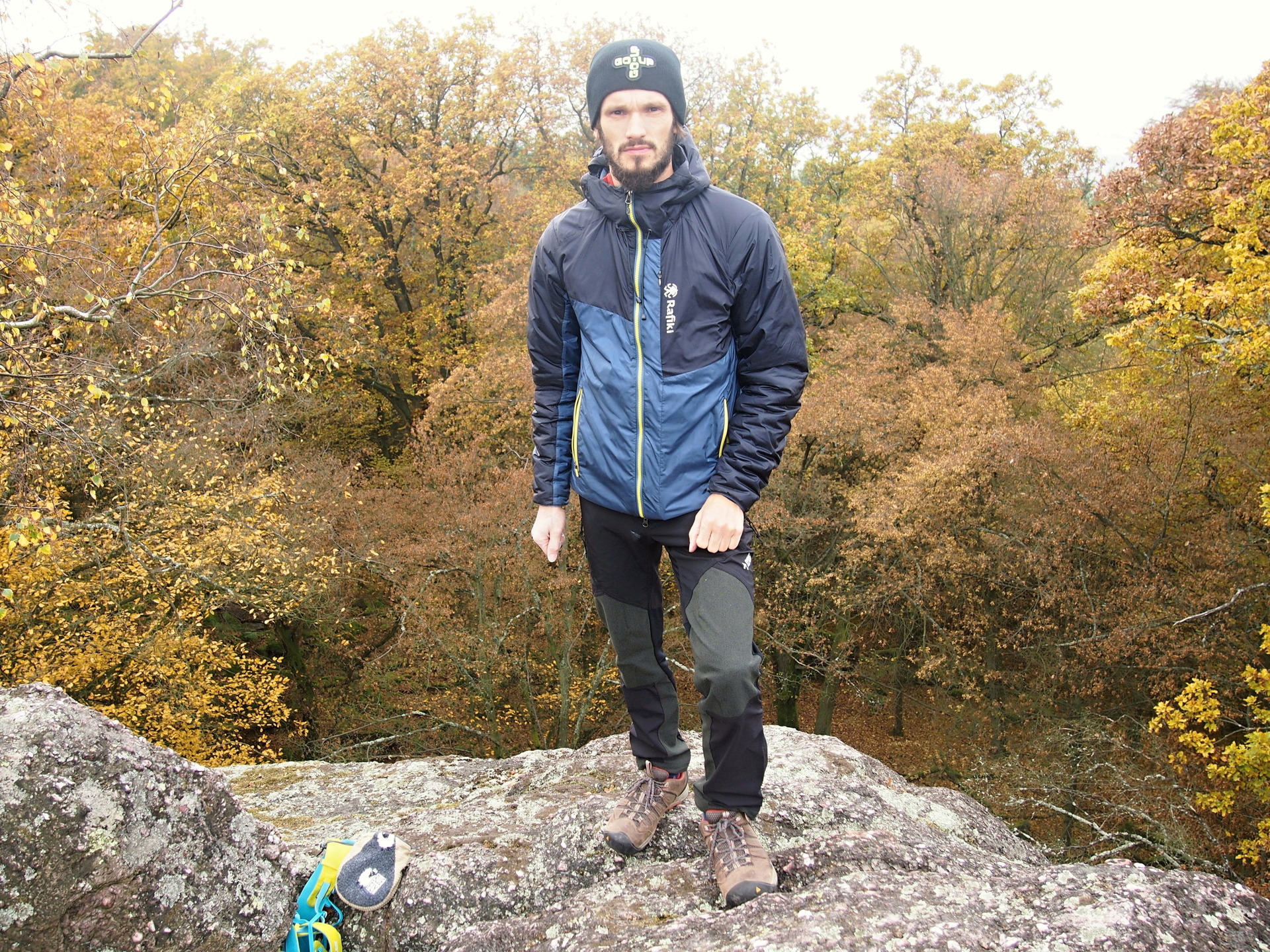 Bunda Rafiki Fletcher při podzimním výletu do skal.