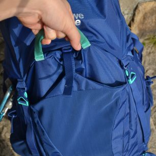 Přední madlo pro snadnější manipulaci s batohem.