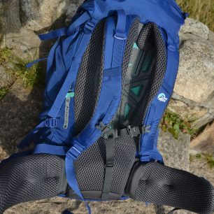 Na levém boku stojí za povšimnutí zelené očko pro nastavení výšky zad.