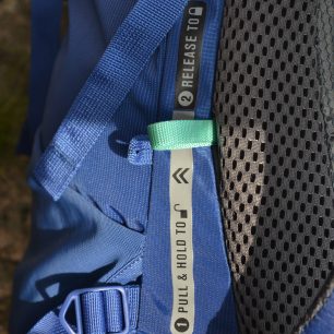 Zatažení za zelené poutko dojde k uvolnění zad a je možné nastavit je na požadovanou výšku.