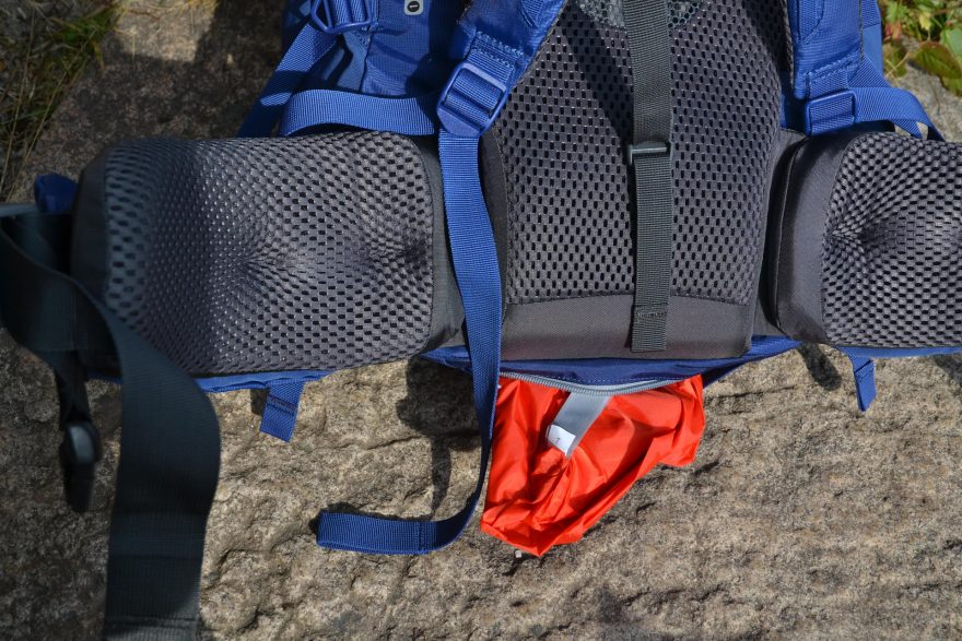 Integrovaná pláštěnka je uložená v kapse na zip na dně batohu.