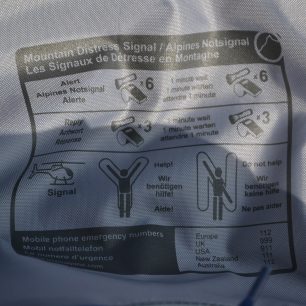 Na vnitřní straně víka najdete i návod pro nouzovou signalizaci.