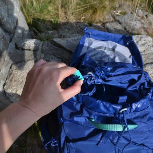 Vrchní vstup se uzavírá pomocí dvou stahovacích samosvorek.