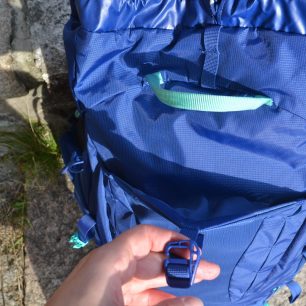 Prostorný vstup do přední strečové kapsy.