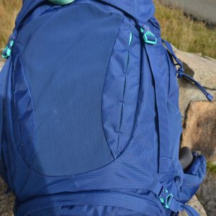 Přední strečová kapsa se výborně hodí např. pro helmu. Na obou stranách od ní se pod látkou skrývají další oka pro uchycení materiálu.