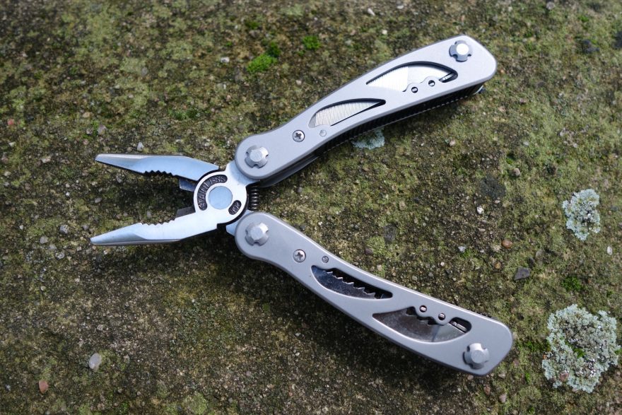 Celkový pohled na kleště nářaďového nože BaseTech.